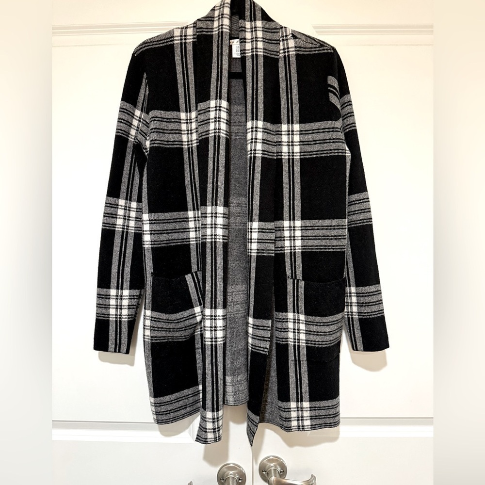 Max Studio Black and White Long Cardigan Open Front Size M with front pockets